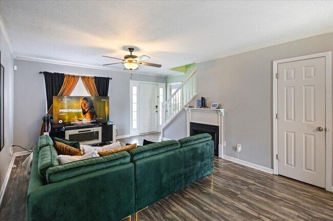 Building Photo - 2044 Shoreline Dr