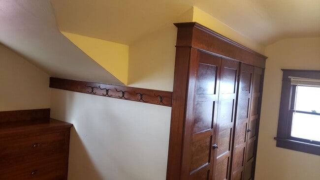 Building Photo - Beautiful craftsman style farmhouse outside Island City with inspiring views of the Grande Ronde ...