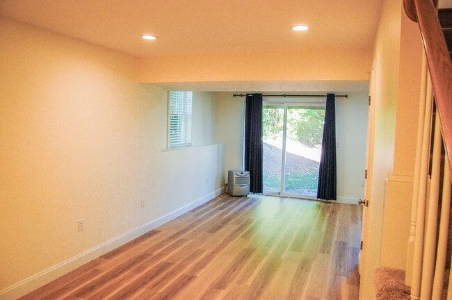 Building Photo - 10 Manahan St