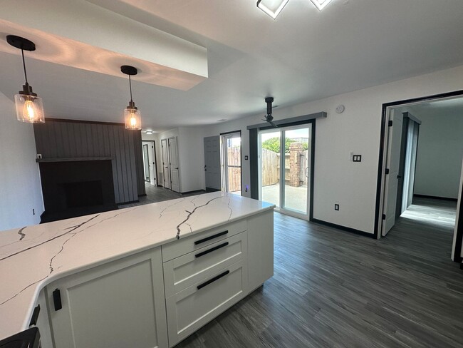 Building Photo - Luxury Newly Remodeled Condominium