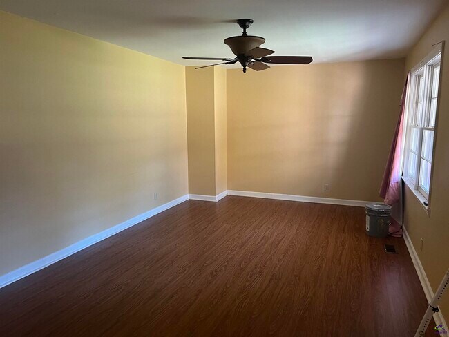 Building Photo - 3915 Elnora Dr