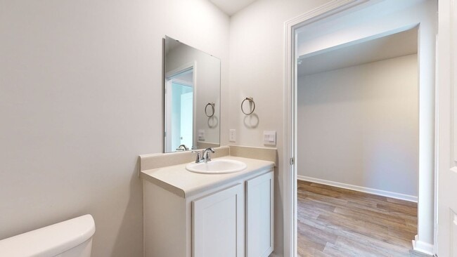 Building Photo - 4 bedroom Home in WATERSIDE!