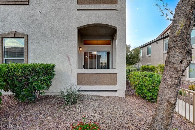 Building Photo - 2305 W Horizon Ridge Pkwy
