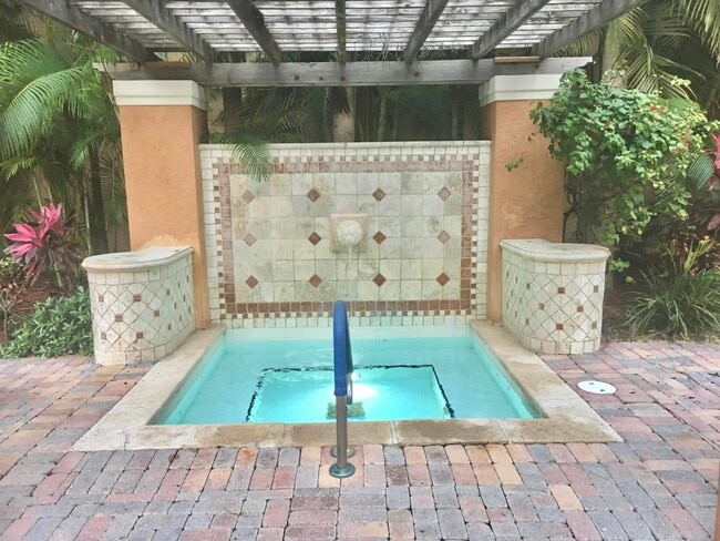Building Photo - 720 S Sapodilla Ave