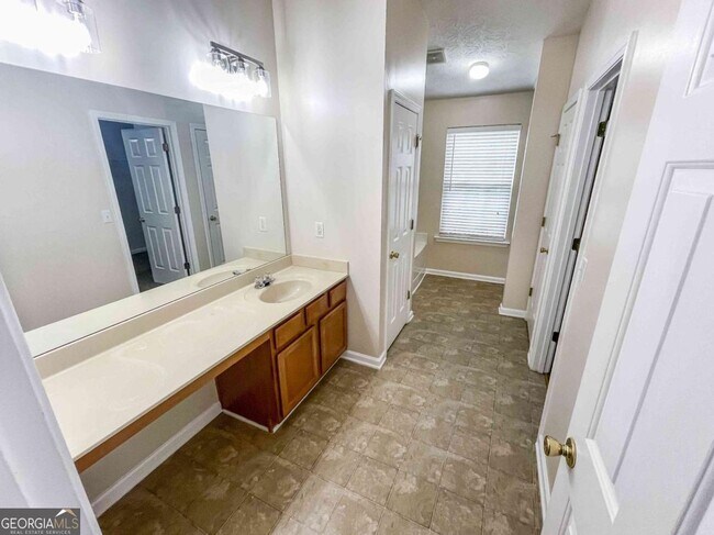 Building Photo - 6205 Tree Ridge Dr N W