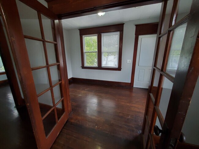 Building Photo - 2047 W 6th St