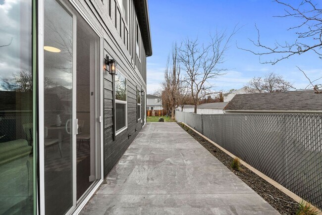 Building Photo - Luxury Living Off Appleway Trial Brand New...