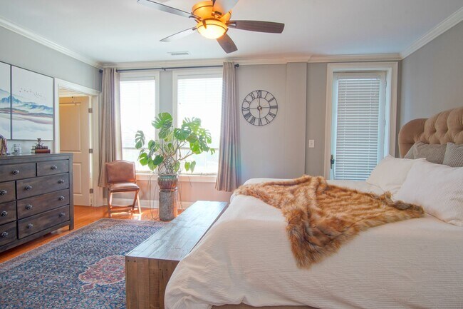 Building Photo - NEW LISTING!!!!!