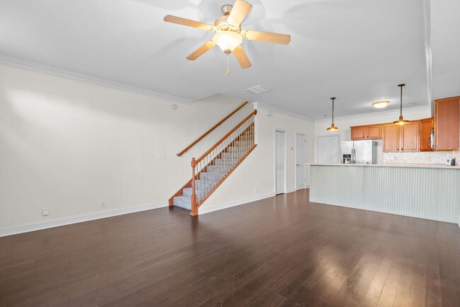 Building Photo - Pet Friendly Condo Downtown!
