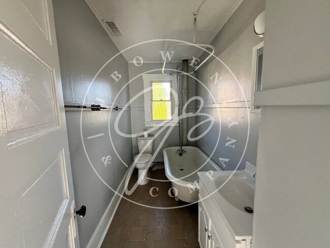 Building Photo - "Charming upper 2 Bedroom duplex, in Swant...