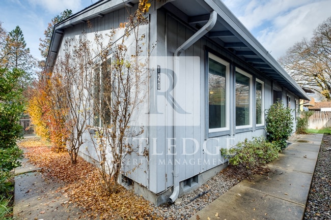 Building Photo - 3 Bedroom / 3 Bath Home Available in the Heart of Shady Cove!