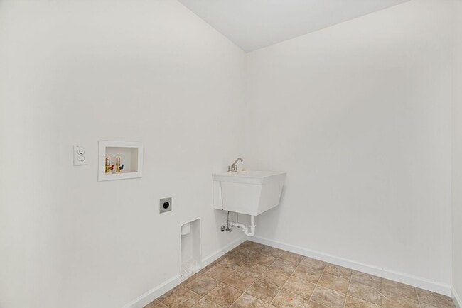 Building Photo - COMING SOON Spacious 4-Bedroom Condo for Rent – Prime Location!