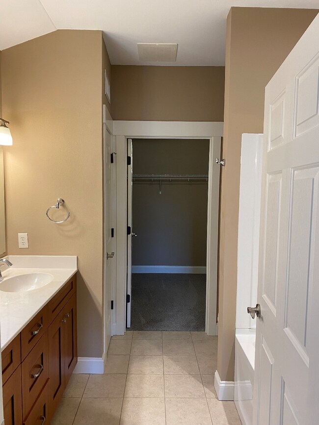 Building Photo - 2 Monticello Village Dr