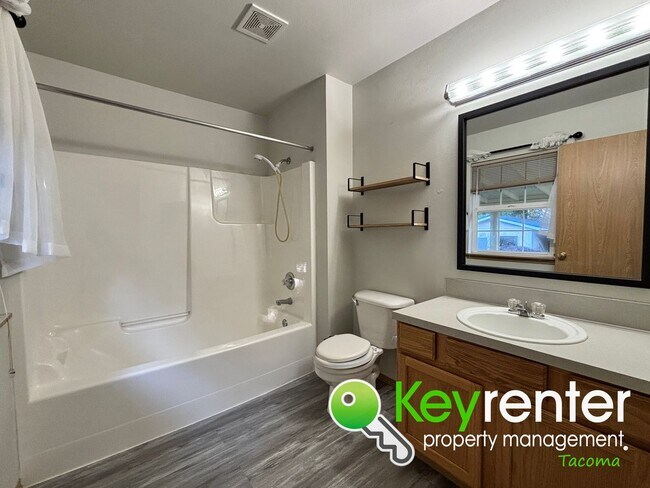 Building Photo - Beautiful 3 Bedroom Tacoma Craftsman Renta...