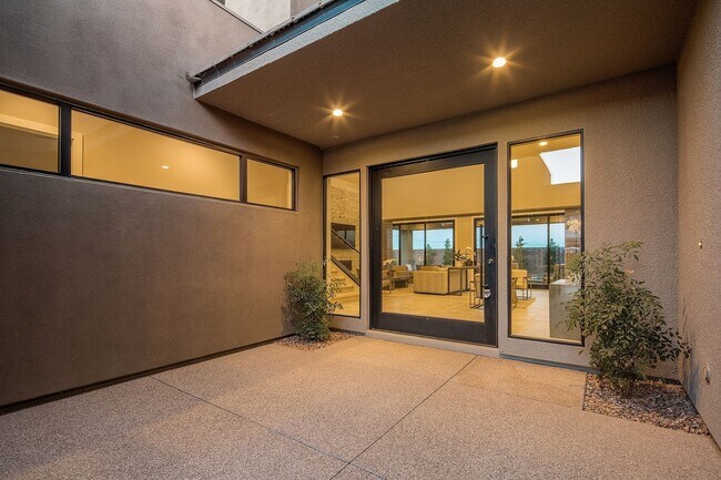 Building Photo - Luxury Home located in The Ridges of Summe...