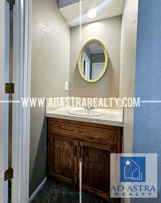 Building Photo - Nice 3 bed 1.5 bath townhouse in Olathe-Co...