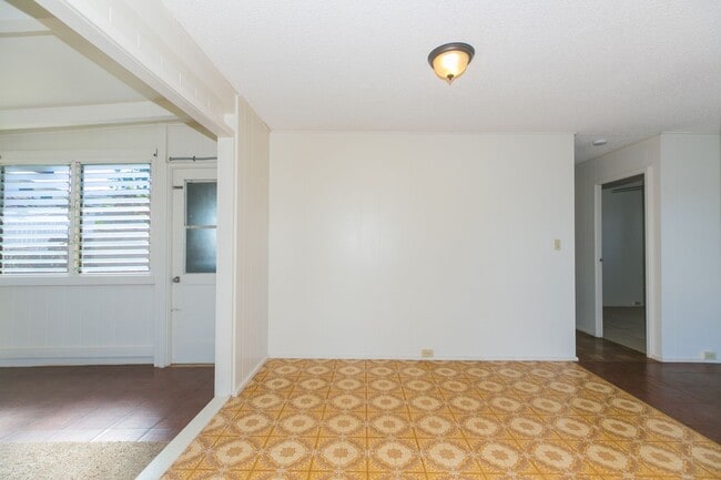 Building Photo - Amazing views, spacious floorplan, bonus f...