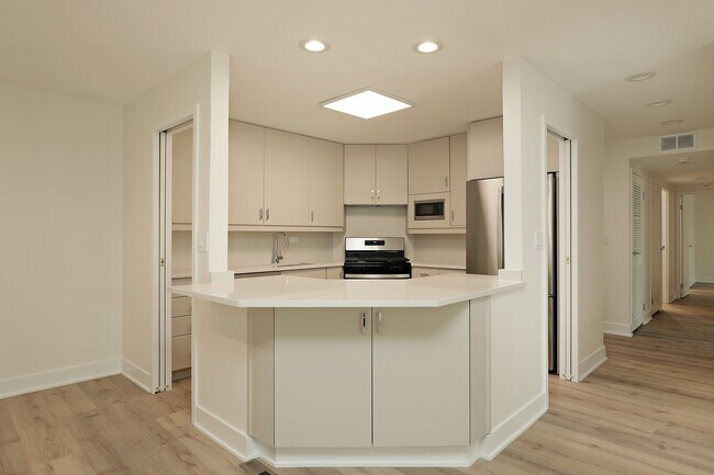 Building Photo - 1250 Park Ave W