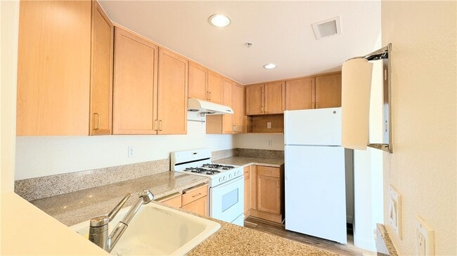 Building Photo - 580 W Main St