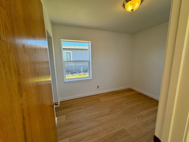 Building Photo - Adorable two bedroom cottage in Newport!