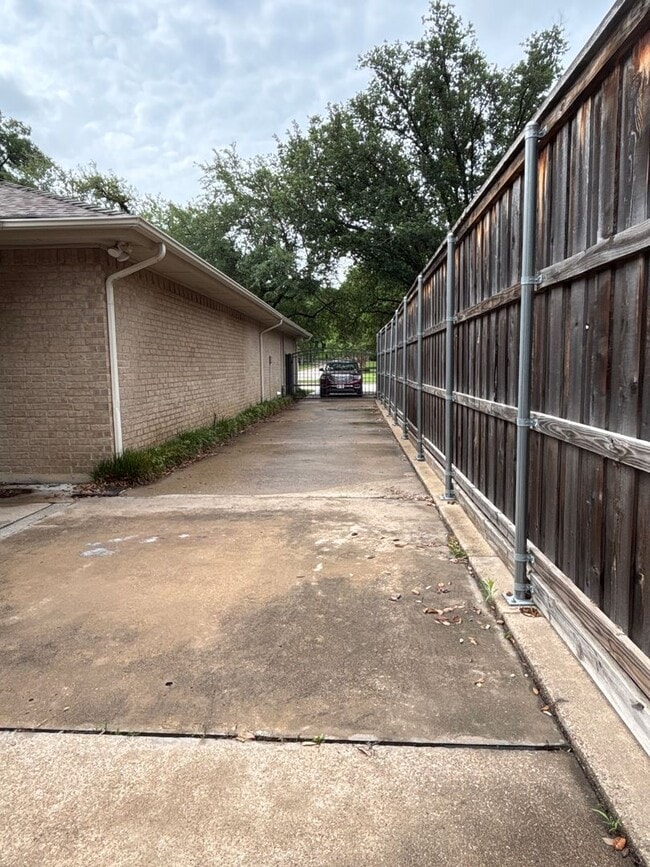 Building Photo - 5026 Bellaire Dr S