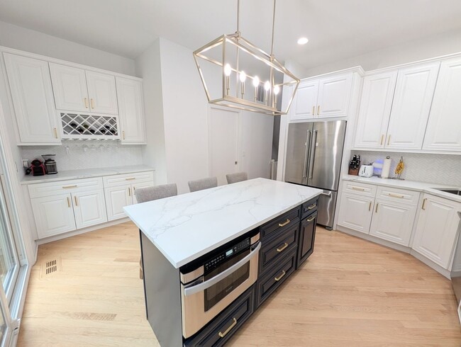 Building Photo - Stunning rehabbed 3-Bedroom Townhome in Fulton Market / West Loop