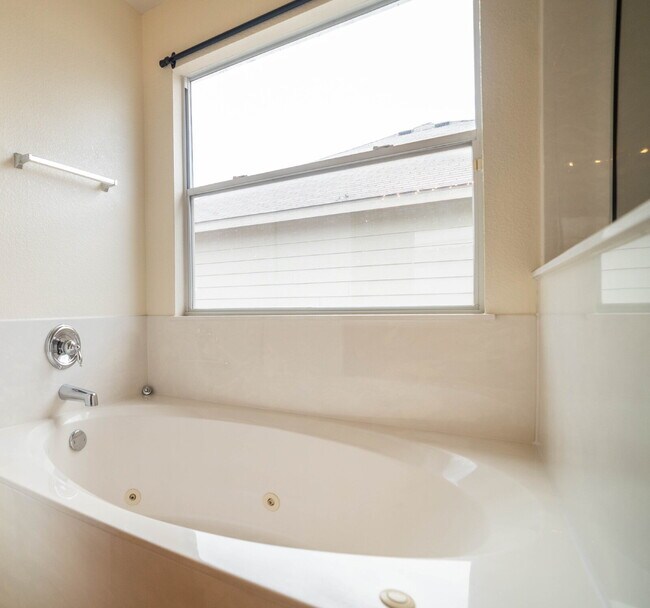 Building Photo - "Spacious 3-Bed, 3-Bath Gem on Bridgewood Drive"