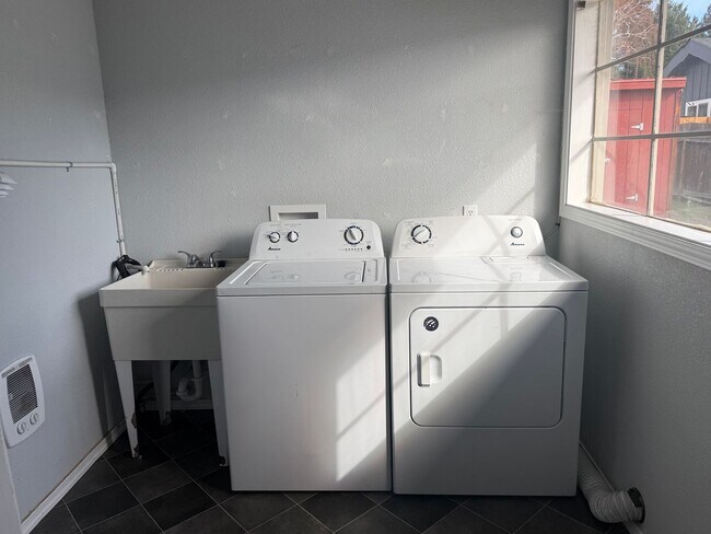 Building Photo - Now renting 3 bedroom duplex