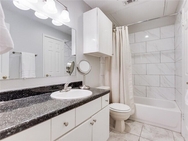 Building Photo - 807 W 25th St