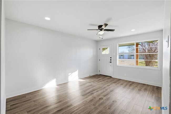 Building Photo - 410 State Hwy 95