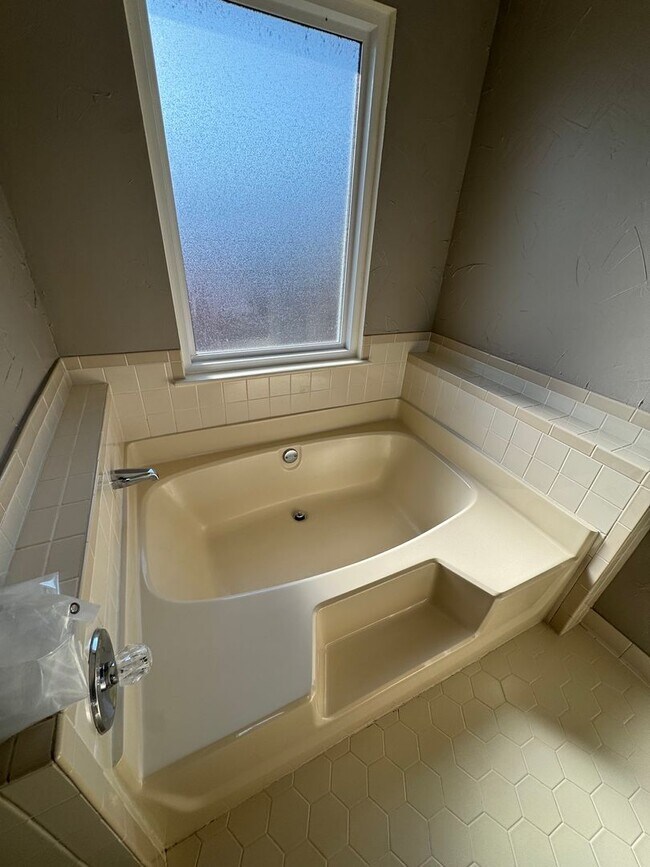 Building Photo - ** AVAILABLE NOW ** in Waterford Subdivision