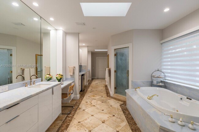 Building Photo - 10100 Lakeside Dr