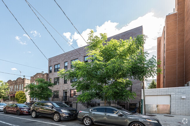 Building Photo - 735-741 Hinsdale St