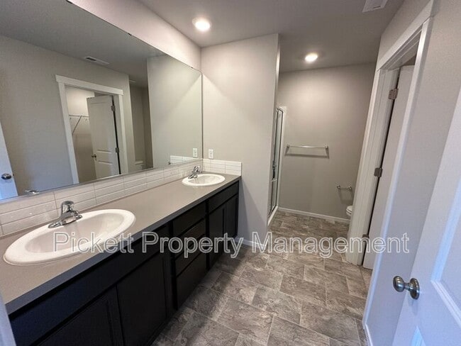 Building Photo - 6461 Hornet Cir NE