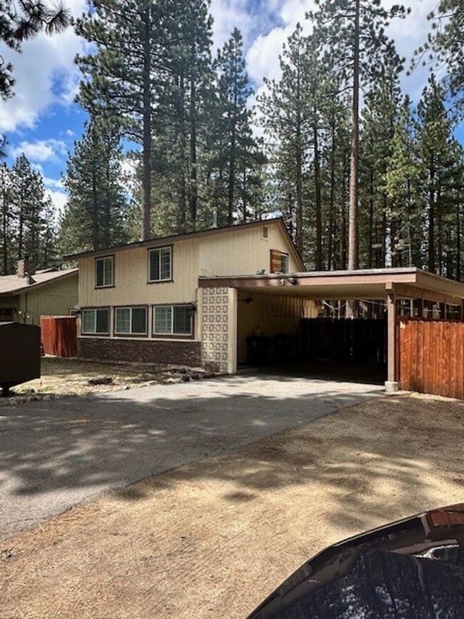 Building Photo - Nicely renovated 2Bd 2Ba house with large yard and pet friendly!! Available for a seasonal rental...