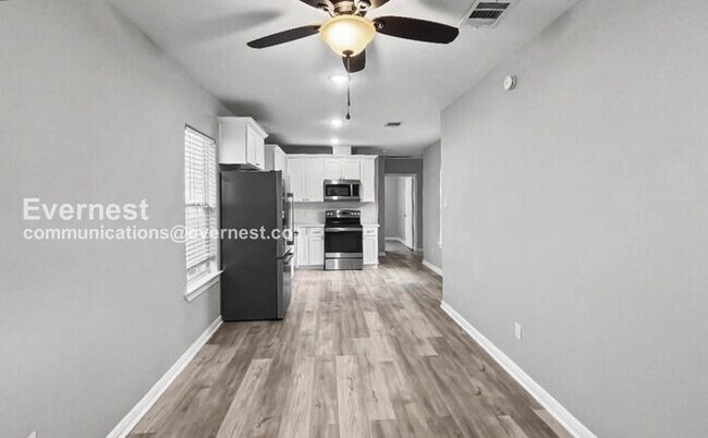 Building Photo - 2 Bed/1 Bath Condo with Fenced Yard / Pet-Friendly / Vouchers Accepted / Available Now!