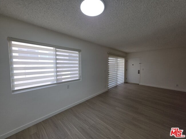 Building Photo - 10815 Rose Ave