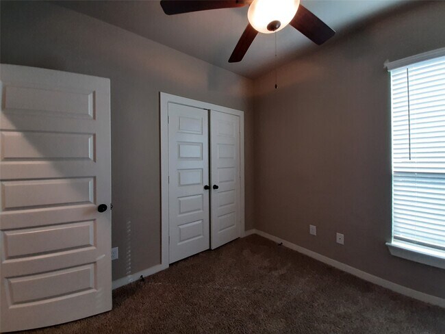 Building Photo - 9741 Grosbeak Ln