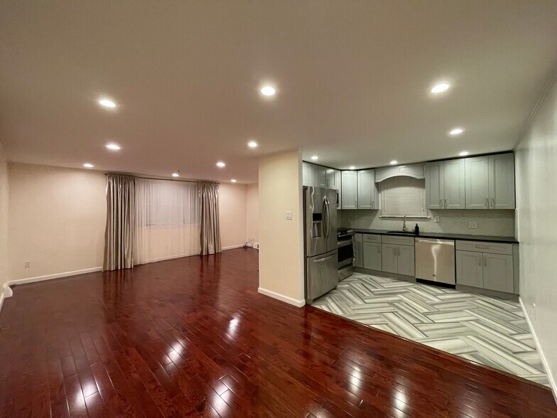 Building Photo - 2314 Strahle St