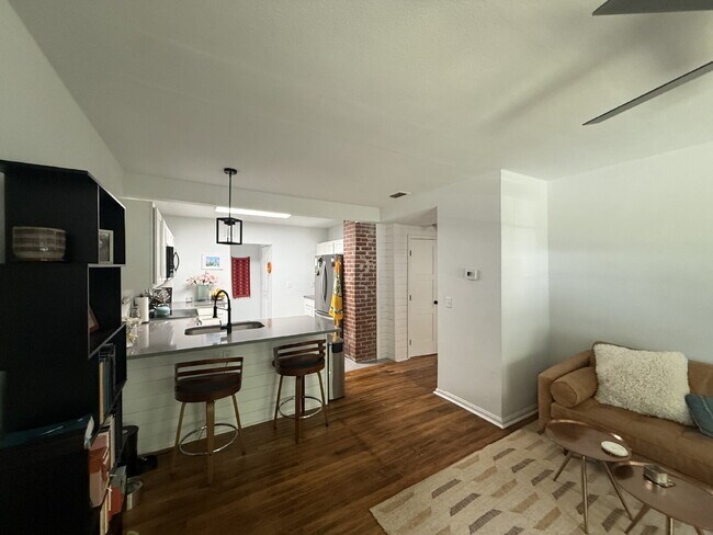 Building Photo - AVAILABLE EARLY JULY:  UPDATED 2 BEDROOM 1...