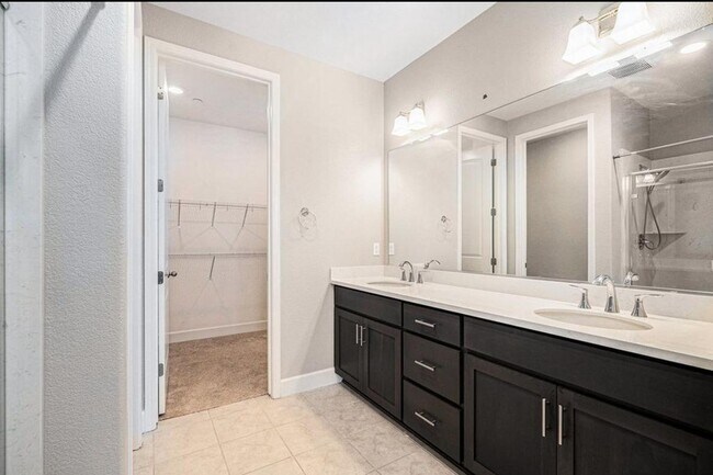 Building Photo - 31 Cortina Dr