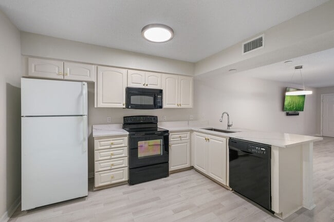 Building Photo - 2 bed + den 2 bath condo, just 2.5 miles from the beach!