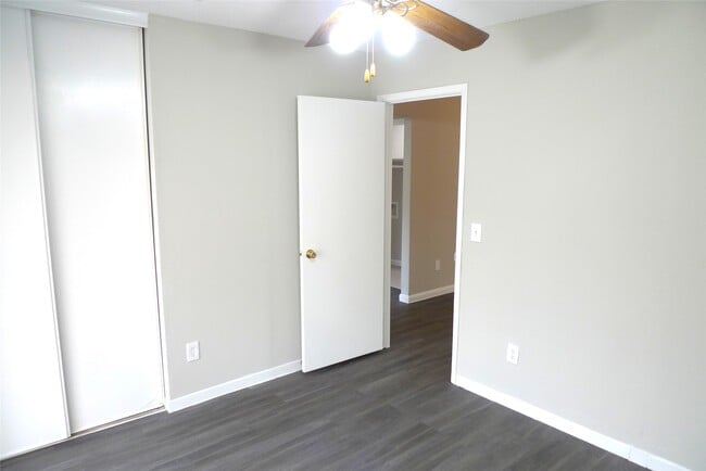 Building Photo - 5530 Santrey Dr