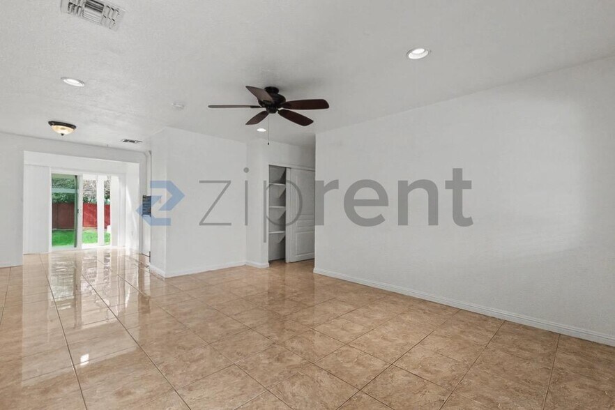 Building Photo - 1653 Robin Hood Ct