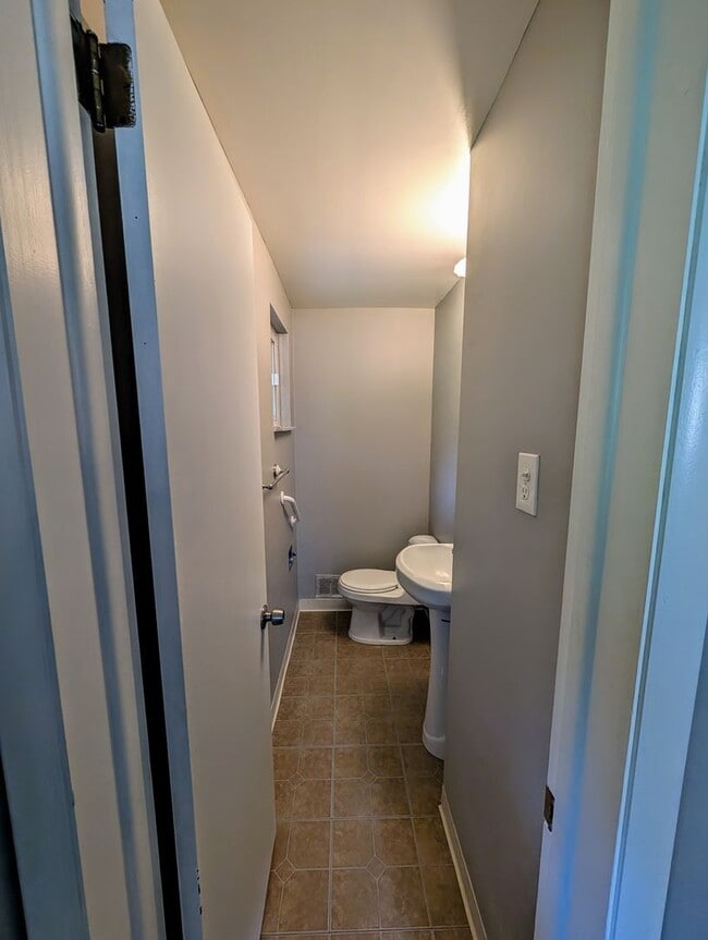 Building Photo - MODERN 3 BEDROOM HOME IN SOUTH PARK!