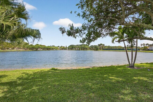 Building Photo - 119 Club Dr