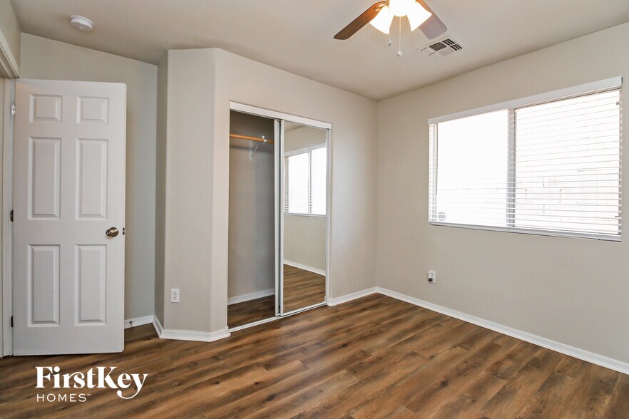 Building Photo - 7023 S 38th Dr