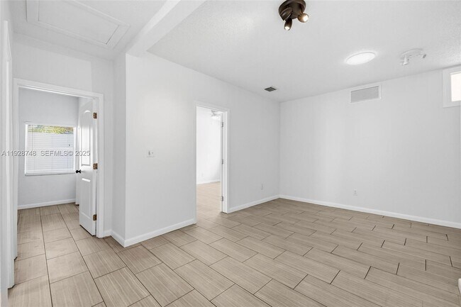 Building Photo - 521 NE 70th St