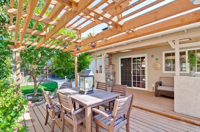 Building Photo - Gorgeous Three Bedroom Two Bathroom in San...