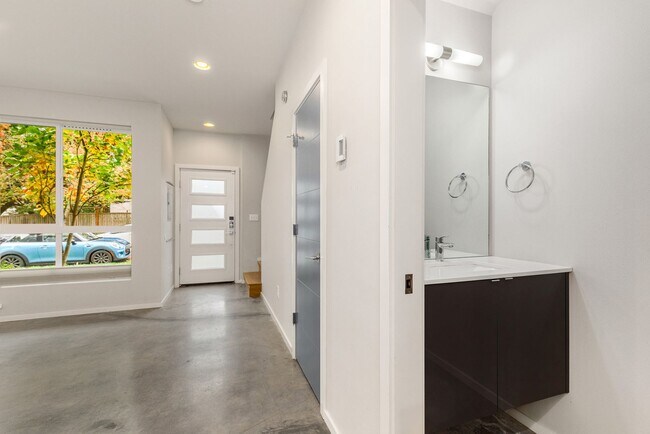 Building Photo - Newer 3 Bed 2.5 Bath Townhouse Close to Downtown